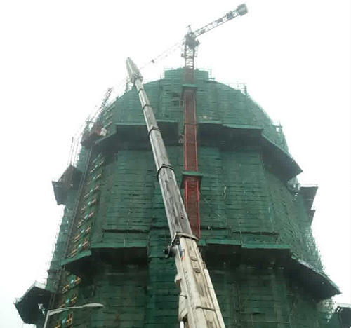 克拉玛依市吊车在工地上作业